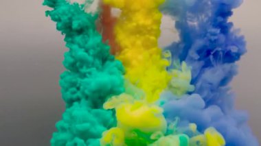 Sudaki mürekkep beyaz arkaplanda izole edilmiş. Renklerin gökkuşağı. Akrilik, beyaz arka planda suda akan renkler ve mürekkep çizer. Video.