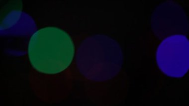 Yuvarlak Bokeh Noel 'i ve mutlu yıllar ışıltılı ışıklar. Siyah arkaplan ile soyut bokeh