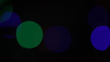 Yuvarlak Bokeh Noel 'i ve mutlu yıllar ışıltılı ışıklar. Siyah arkaplan ile soyut bokeh