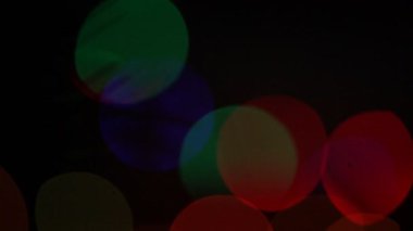 Yuvarlak Bokeh Noel 'i ve mutlu yıllar ışıltılı ışıklar. Siyah arkaplan ile soyut bokeh