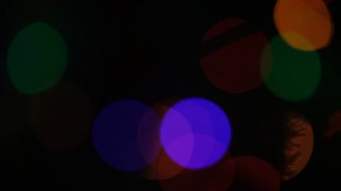 Yuvarlak Bokeh Noel 'i ve mutlu yıllar ışıltılı ışıklar. Siyah arkaplan ile soyut bokeh