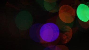 Yuvarlak Bokeh Noel 'i ve mutlu yıllar ışıltılı ışıklar. Siyah arkaplan ile soyut bokeh