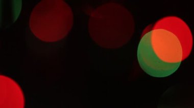 Yuvarlak Bokeh Noel 'i ve mutlu yıllar ışıltılı ışıklar. Siyah arkaplan ile soyut bokeh