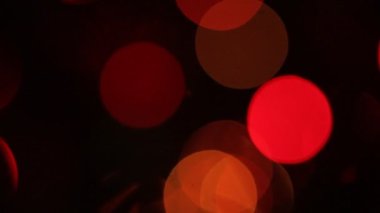 Yuvarlak Bokeh Noel 'i ve mutlu yıllar ışıltılı ışıklar. Siyah arkaplan ile soyut bokeh
