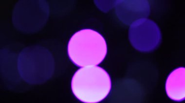 Yuvarlak Bokeh Noel 'i ve mutlu yıllar ışıltılı ışıklar. Siyah arkaplan ile soyut bokeh