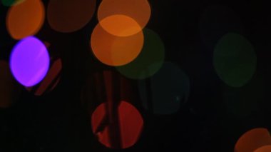 Yuvarlak Bokeh Noel 'i ve mutlu yıllar ışıltılı ışıklar. Siyah arkaplan ile soyut bokeh