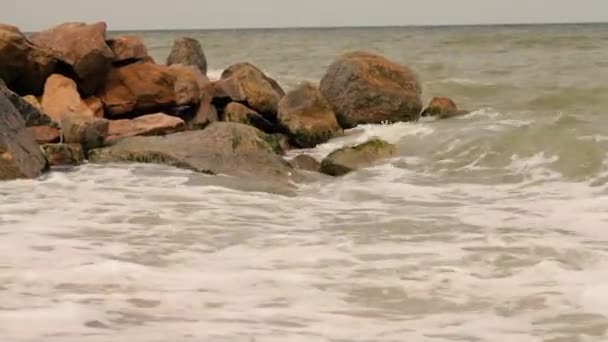 Bela Praia Mar Onda Oceânica Colorida Água Mar Pedras Praia — Vídeo de Stock