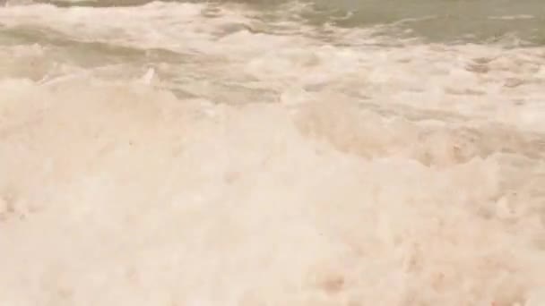Goldener Sandstrand Der Nachmittagssonne Meeresbrise Der Luft Lange Flache Wellen — Stockvideo
