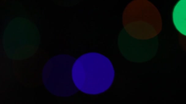 圆圆的圣诞和快乐的新年灯火通明 带有黑色背景的抽象Bokeh — 图库视频影像
