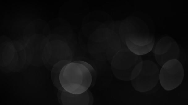 圆圆的圣诞和快乐的新年灯火通明 带有黑色背景的抽象Bokeh — 图库视频影像