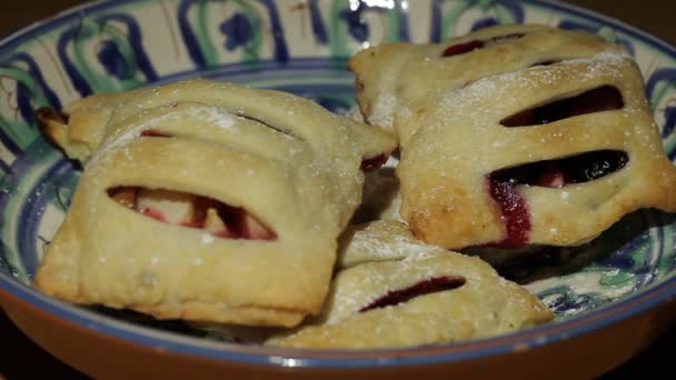 Primer Plano Pastel Pastelería Sabroso Fresco Con Mermelada Azúcar Cobarde — Vídeos de Stock