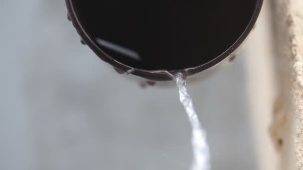 Wasser Fließt Aus Einem Rohr Regenwasser Fließt Aus Kanalrohrverschluss — Stockvideo
