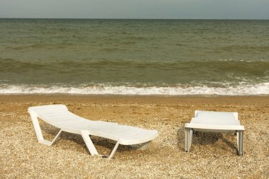 Altın plajda plastik güneşlik. Deniz manzaralı 