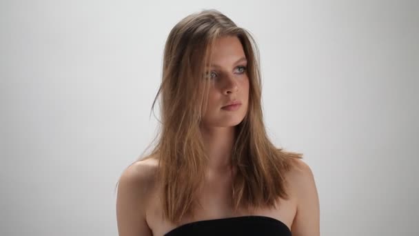 Красива Модель Позує Білому Тлі Дівчина Позує Перед Камерою Портрет — стокове відео