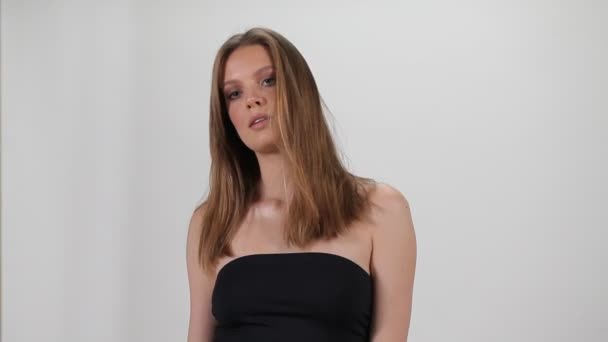 Beyaz Arka Planda Poz Veren Güzel Bir Model Kameranın Önünde — Stok video