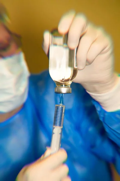 Médico Segurando Seringa Hospital — Fotografia de Stock