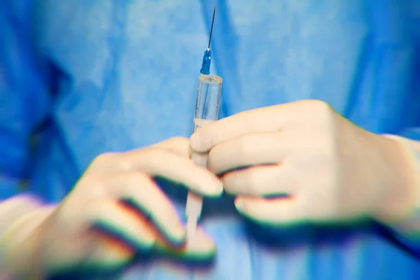 Mãos Médico Masculino Segurando Seringa Com Injeção Medicina Saúde Coronavírus — Fotografia de Stock