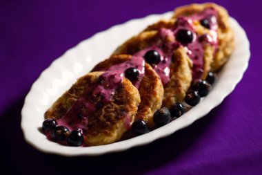 Böğürtlenli krep ve kara frenk üzümü sosu