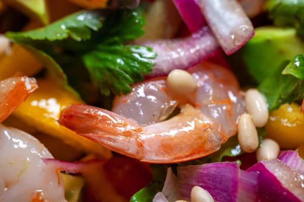 Salade Crevettes Avec Avocat Oignon Poivre Tomate Persil Pignons Pin — Photo
