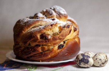 Bıldırcın yumurtalı lezzetli paskalya pastası. Paskalya pastası. Kulich keki. Geleneksel babka. Kutlama için pasta. Paskalya Fırını konsepti 