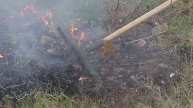 Vahşi yangınlar söndürülüyor. Kuru çimenler yanıyor. İklim değişikliği ve ekoloji. Dumanı tüten yangının yakın görüntüsü. Büyük duman bulutları ve ateş yayıldı. Orman ve tropikal orman tahribatı.