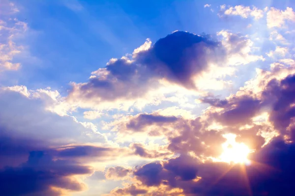 Güzel renkli günbatımı güneş ışınları ve mavi gökyüzü bulutlu — Stok fotoğraf