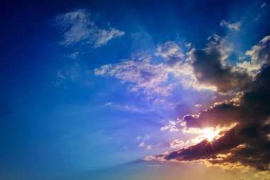 Güneş ışınları ve kara bulutlar