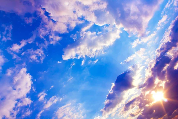 Vackra Färgglada Solnedgång Solen Strålar Och Blå Himmel Med Moln — Stockfoto