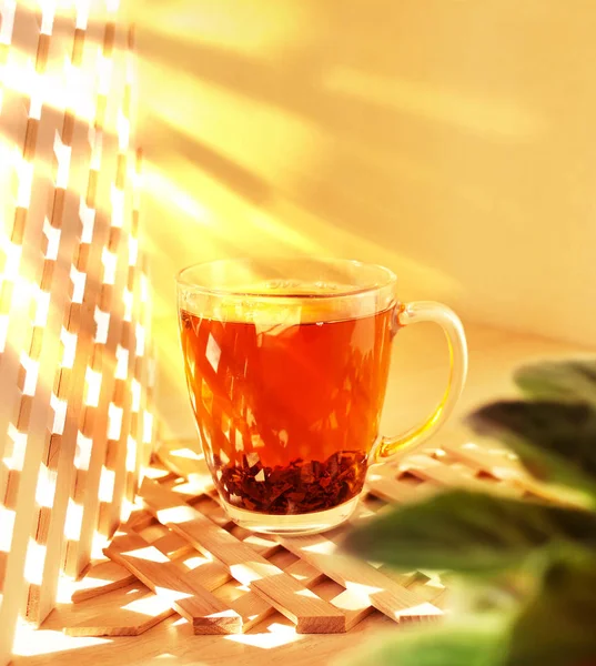 Cup Glas Svart Trä Bakgrund Morgon Soligt Och Varmt Väder — Stockfoto