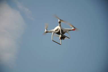 Mavi gökyüzü bulutlar arka plan üzerinde quadrocopter