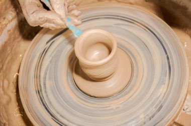 Kil kase çanak çömlek çarkı ve potter eller üzerinde kapat