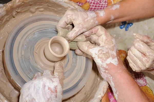 Kil kase çanak çömlek çarkı ve potter eller üzerinde kapat