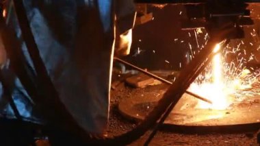 Erimiş çelik döküm ve Metalurji Works'teki haddelenmiş çelik üretimi
