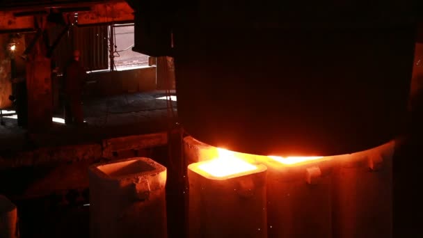 冶金工程中的钢水铸造和轧钢生产 — 图库视频影像