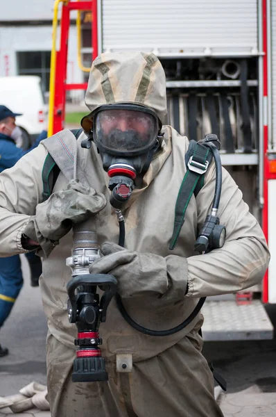 Equipo Rescate Desinfectando Calle Con Una Solución Líquida Descontaminante Especial — Foto de Stock