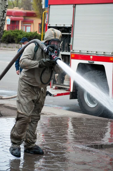 Equipe Resgate Desinfetando Rua Com Solução Líquida Descontaminante Especial Enquanto — Fotografia de Stock