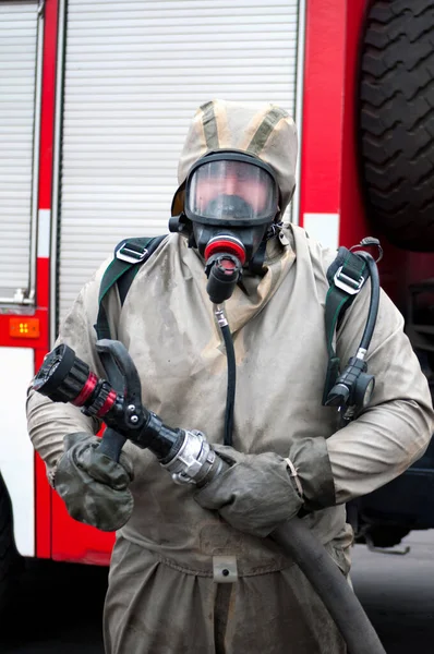 消防車からのCovid 19災害時に特別な除染液で街を消毒救助チーム — ストック写真