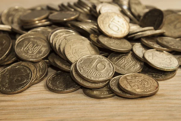Mnoho mincí na světelné tabuli — Stock fotografie