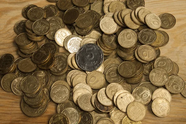 Много монет на светлой доске — стоковое фото