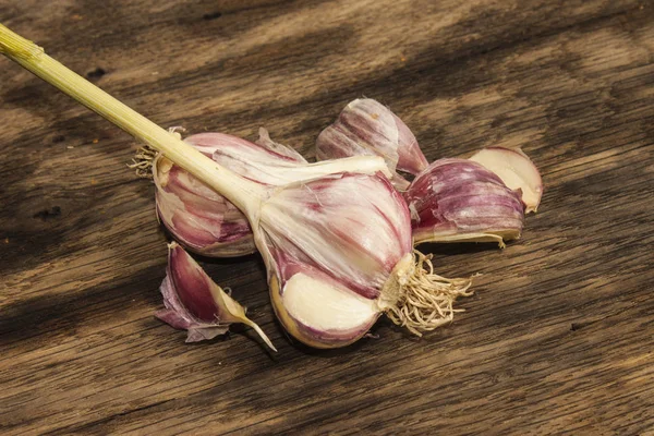 Segmenten van jonge knoflook op een bord — Stockfoto