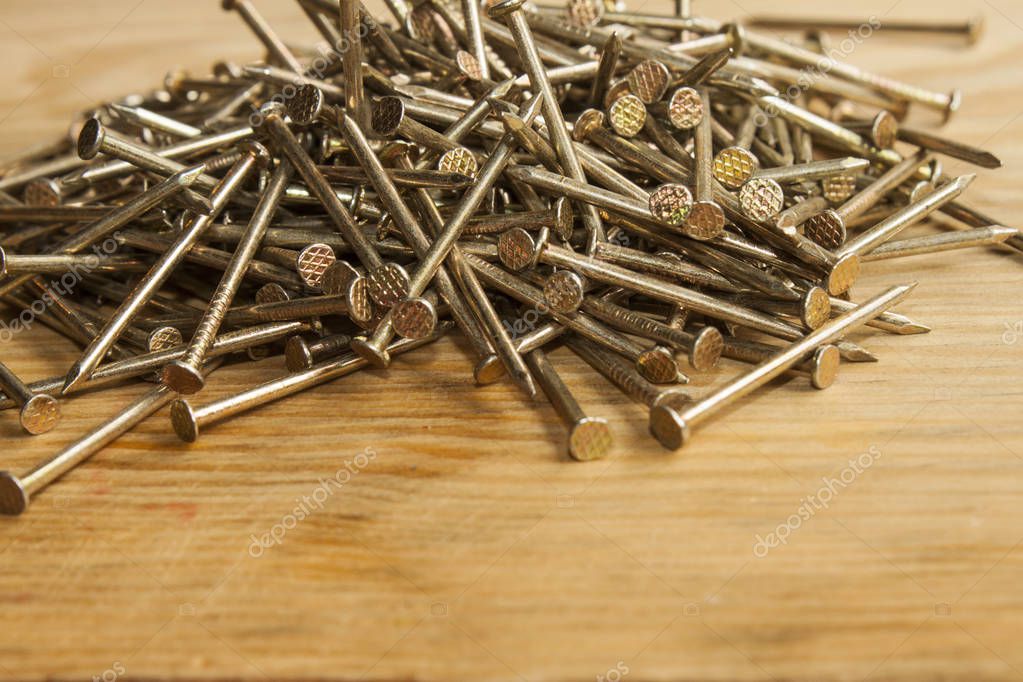 Clavos de cobre para embarcaciones | Pequeños clavos en un tablero de