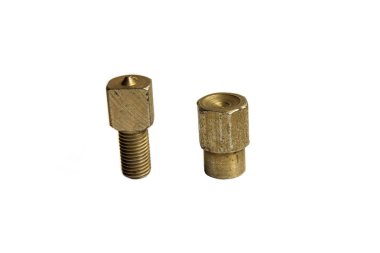 Küçük vida ve beyaz zemin üzerine fındık