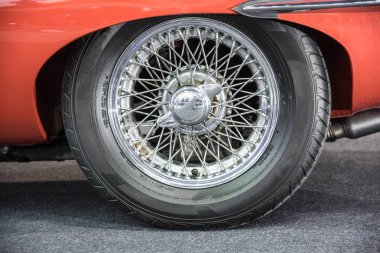 Arabanın tekerleği - yakın plan.