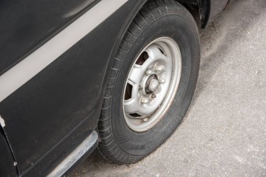 Eski paslı delinmiş bir lastik ile arabayı hurdaya.