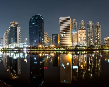 gece manzarası, bangk yansıması ile Bangkok şehir şehir merkezinde
