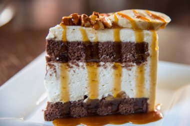 Banoffee pasta kek ahşap masa üzerinde