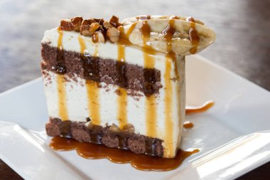 Banoffee pasta kek ahşap masa üzerinde