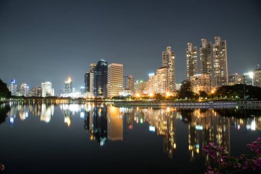 gece manzarası, bangk yansıması ile Bangkok şehir şehir merkezinde