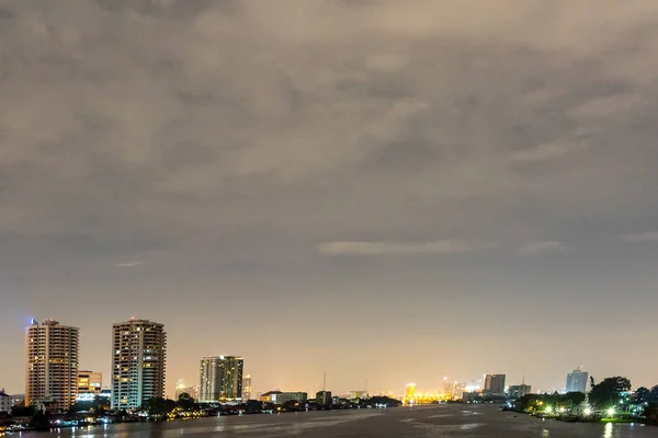 Paysage urbain nocturne de la rivière dans la ville de Bangkok, Thaïlande . — Photo