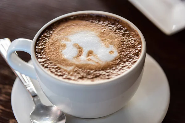 Heißer Latte-Art-Kaffee im Café — Stockfoto